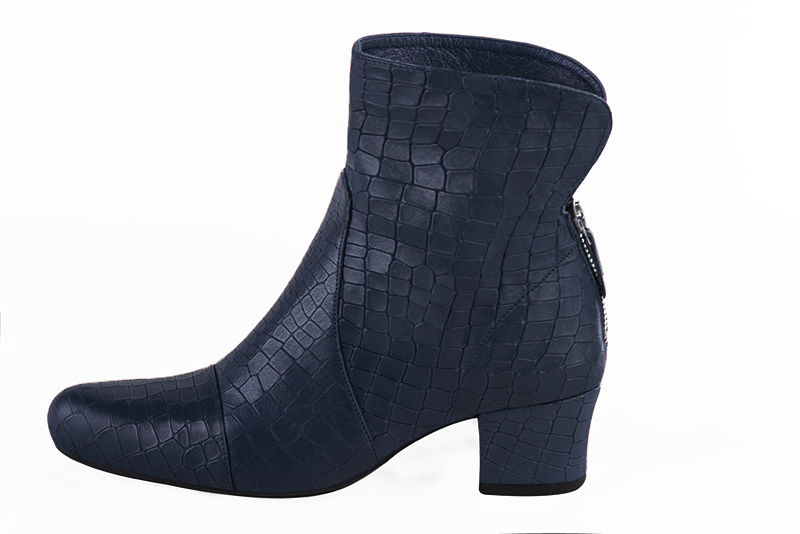 Navy blue women's ankle boots with a zip at the back. Round toe. Low kitten heels. Profile view - Florence KOOIJMAN